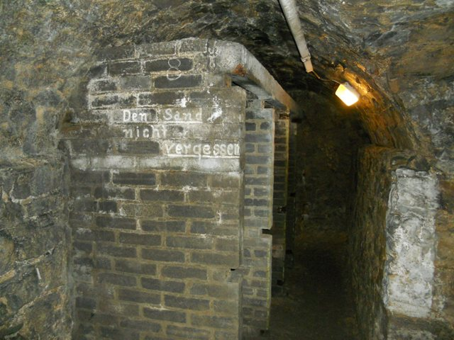 “Den Sand nicht vergessen” (Don’t forget the sand) found in the Bock Casemates 