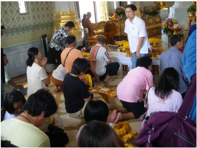 Buddhist prayers, Wat Traimit, Bangkok